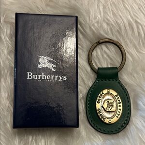 Burberry’s Vintage Green leather keychain with nova check unisex